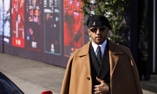 Lekcija iz stila i luksuza: Lewis Hamilton u odijelu, kaputu boje devine dlake i kultnom Ferrariju F40 zasjenio sve u Monzi