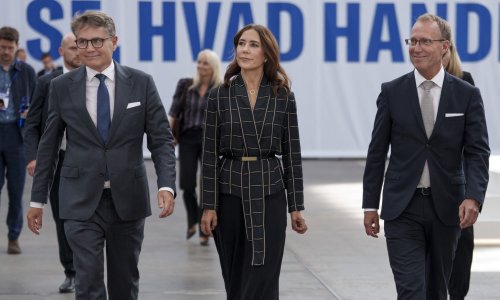Danska kraljica zna kako oživjeti stari komad odjeće: Kombinira bluzu staru deset godina
