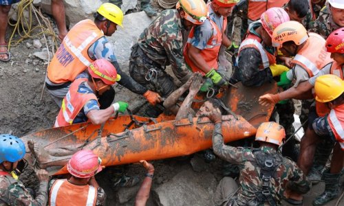 Dvije osobe preživjele devet dana pod tunelom u Nepalu, traga se za njih još 4000