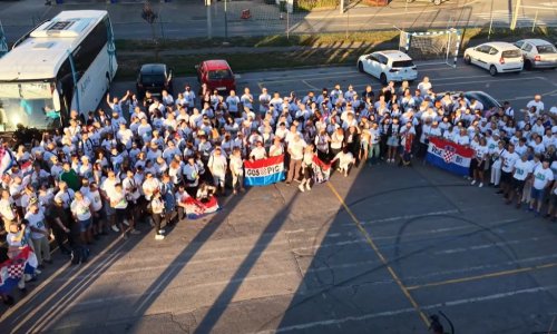 Ličani krenuli put Zagreba, ispraćeni bakljama