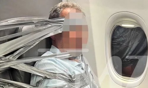 VIDEO Kaos na letu: Muškarac divljao u avionu, putnici ga zalijepili za sjedalo