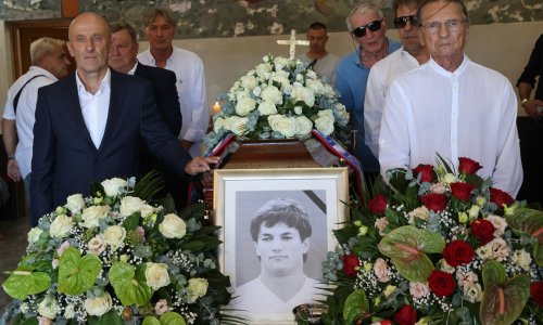 FOTO U Zmijavcima posljednji ispraćaj Ivana Gudelja: Pogledajte tko se došao oprostiti od legende Hajduka