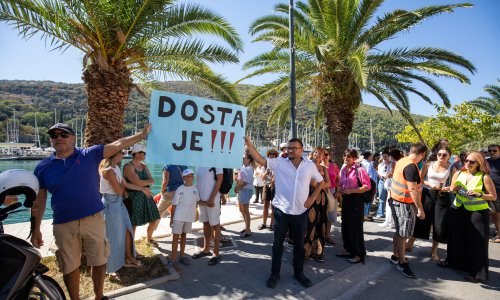 Nisu mogli do Zagreba pa organizirali svoj skup: Dubrovnik hodao za Liku uz Omblu