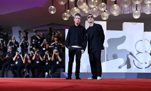 Noel brisao suze, Liam gledao na sat: Braća Gallagher napravila show u Veneciji