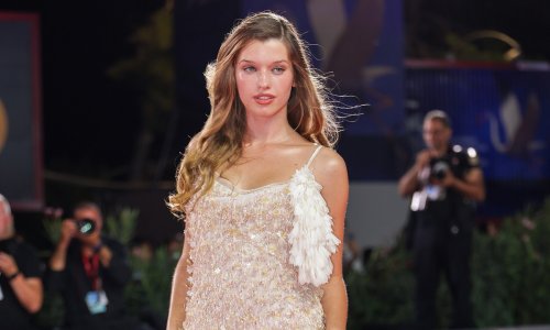 Kći Mille Jovovich odrasla je i nevjerojatno sliči majci: U Veneciji zablistala poput princeze