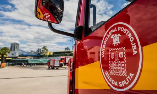 Zapalila se stara zgrada u Sitnu Donjem, vatrogasci se još bore s vatrom