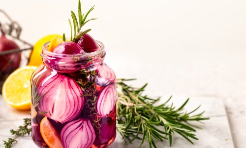 Gotov za samo pola sata: Kako napraviti hrskavi ukiseljeni luk koji ide uz baš sve