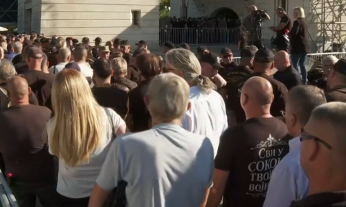 Tisuće ljudi obilazi lijes ratnog zločinca Mladića