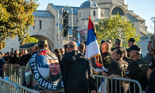 FOTO Tisuće ljudi na ispraćaju Ratka Mladića u Beogradu: Stigli i zloglasni Rusi
