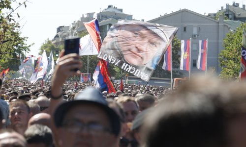 FOTO Pokopan zločinac Mladić, vikali mu da je heroj. Sin održao govor: 'Dok si išao helikopterom prema Kninu...'
