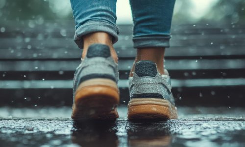 Kiša vam je natopila tenisice? Evo kako ih najbrže osušiti i spriječiti da se usmrde