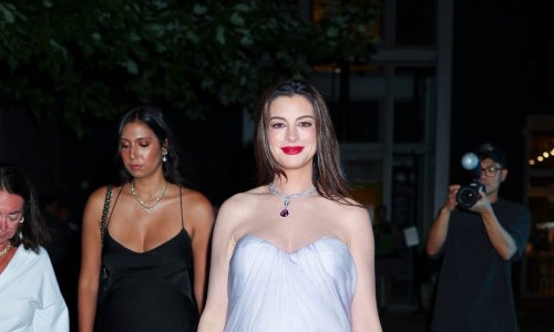 Anne Hathaway blista u visokom stupnju trudnoće: Nježna lila kreacija i upečatljiv nakit za večer iz snova