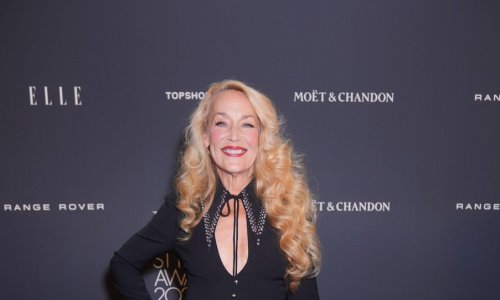 Raskošni dekolte i visoki prorez: Jerry Hall ukrala šou u Londonu u haljini čistog glamura