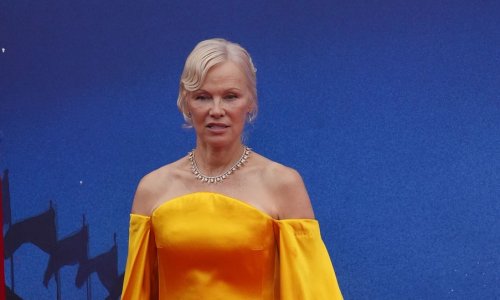 Čista filmska čarolija: Zlatno žuta haljina s dugim šlepom pretvorila Pamelu Anderson u kraljicu Mostre