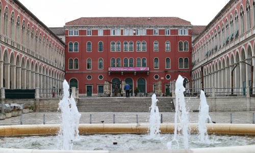 Ljudi ne mogu vjerovati što se prodaje u Splitu: Sve je stalo u jednu nevjerojatnu brojku