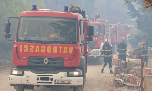 Požar na Braču i dalje van kontrole: Evakuirani ljudi iz ribogojilišta 'Sardine'