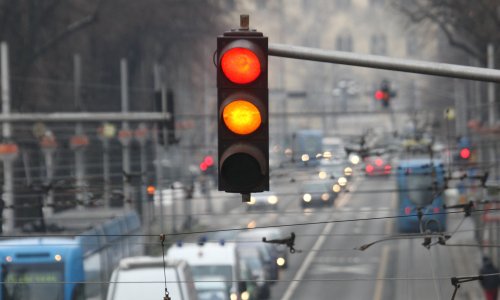 Upalilo se žuto, a vi ste već krenuli: Evo kada smijete proći, a kada vas čeka kazna od čak 2700 eura