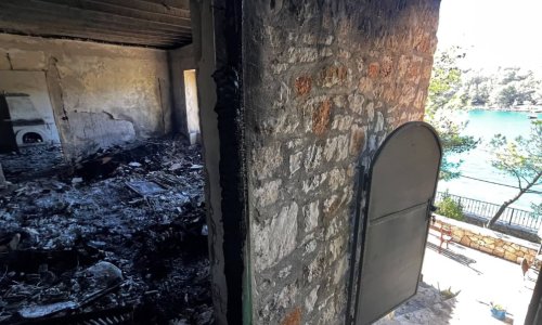 FOTO Požar progutao konobu na području Milne: Od nje su ostali samo zidovi