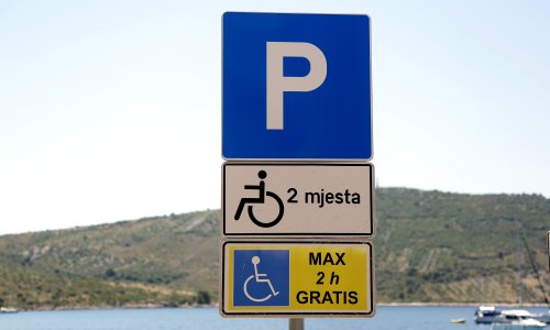 Smije parkirati na mjestu za invalide, ali je zaboravio jednu važnu stvar: Završio na sudu i dobio ozbiljnu kaznu