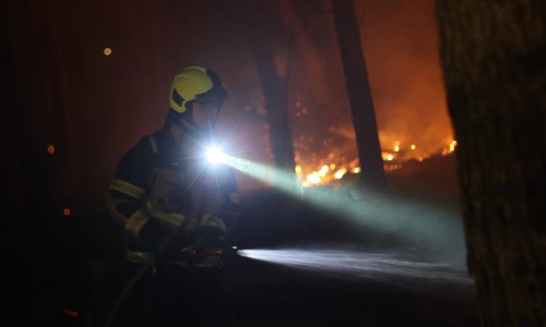 Vatrogasac u zadnji čas spasio ženu u Milni: 'Držala se za mul, već je poplavila'