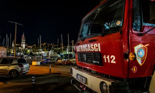 Lokaliziran je požar u Kaštel Sućurcu, dva vatrogasca ozlijeđena