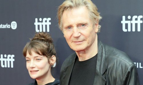Nakon Pamele Anderson, Liam Neeson ponovno ljubi? Pojavio se s mlađom kolegicom držeći se za ruke