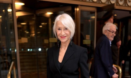 Izdanje za pamćenje: Helen Mirren spojila strogi sako i plisiranu suknju, a svi gledaju u efektne detalje