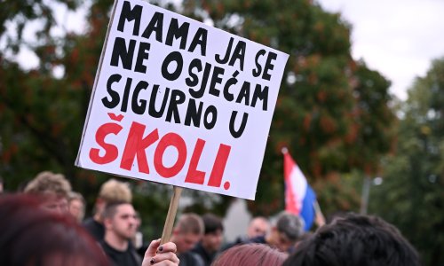FOTO Prosvjed nakon napada u zagrebačkoj školi: 'Ovo je mjesto s kojeg bismo trebali vrištati'
