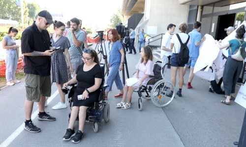 Osobni asistenti traže da se 'odmah poveća' cijena sata usluge, ministar poručio: 'To je više od usluge'