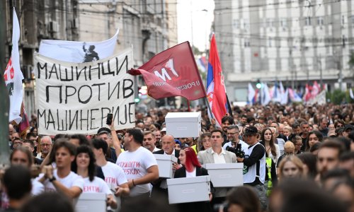 Veliki preokret uoči izbora u Srbiji: Oporbena koalicija povukla listu i podržala studente