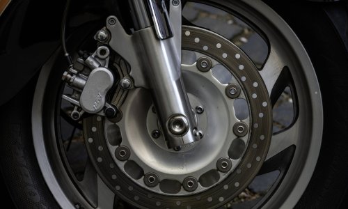 Godinama je stajao zaboravljen u tvorničkom sanduku: Kad su ga otvorili, unutra ih je čekao legendarni motocikl