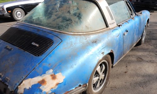 Gotovo 40 godina nitko nije pomaknuo ovaj automobil: Kad su podigli staru ceradu, shvatili su što imaju