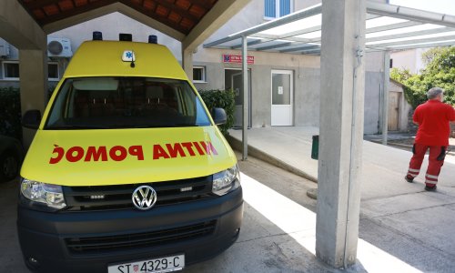 Žena se srušila pred zaključanom Hitnom: 'Da je tko bio unutra, sad bih pričao sa sestrom'