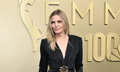 Moć crne svile i masivnog zlata: Michelle Pfeiffer očarala u skulpturalnoj toaleti s upečatljivim brošem na dodjeli Emmyja