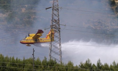 Opasan požar u Kaštelima, stigli i kanaderi