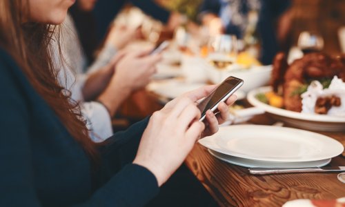 Mobiteli su postali 'nove cigarete': Sve više restorana zabranjuje ih za stolom
