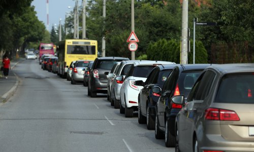 Automobili stoje u koloni, a vi motociklom prolazite između njih: Smijete li to zapravo raditi u Hrvatskoj?