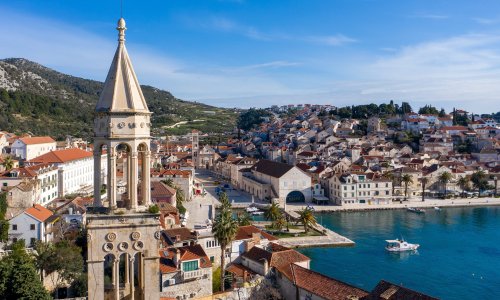 Strani medij Hvar proglasio savršenim otokom za jesenski odmor: Kupanje još traje, a gužve nestaju