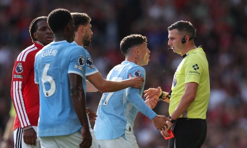 Phil Foden i sudac Micahel Oliver ccc