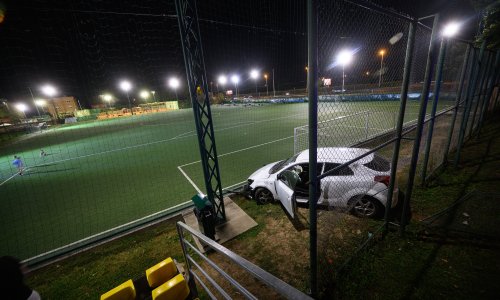 Autom sletio s ceste i završio na stadionu: 'Udario je u ogradu dok je trajala utakmica'