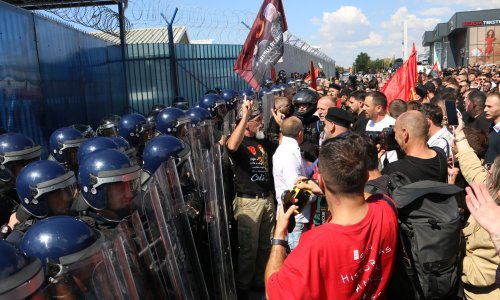 FOTO/VIDEO Noć nereda u Prištini: Gađali sjedište EULEX-a kamenjem, dio krova zahvatio požar
