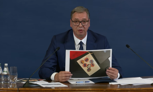 Novinarka 'bocnula' Vučića: 'Kako ide pakiranje? Nosite li i ćacilend, šatore i kriminalce?'