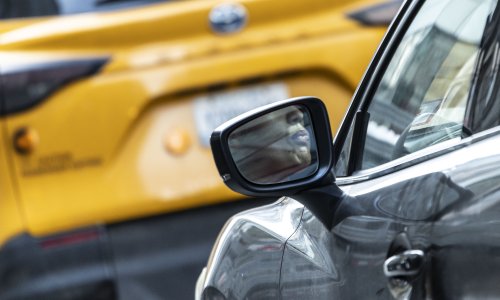 Zašto neki automobili imaju žmigavce u retrovizorima, a drugi na blatobranima?