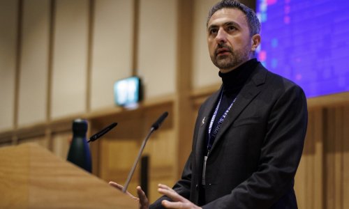 Šef AI-ja u Microsoftu upozorava: Mogli bismo stvoriti 'silicijsku vrstu' koja će se natjecati s nama