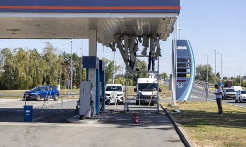 Kamionom u Osijeku zapeo za nadstrešnicu benzinske crpke