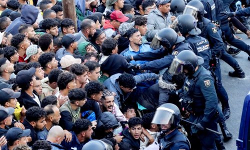 VIDEO Policija palicama premještala na tisuće migranata u Ceuti, zavladao kaos