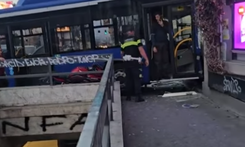 VIDEO Kaos u središtu Beograda: Autobus prešao četiri trake pa se zabio u lokal