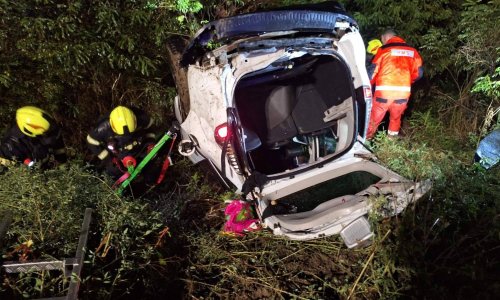 FOTO Teška nesreća u Slavoniji: Automobil završio na krovu, osoba ostala prikliještena