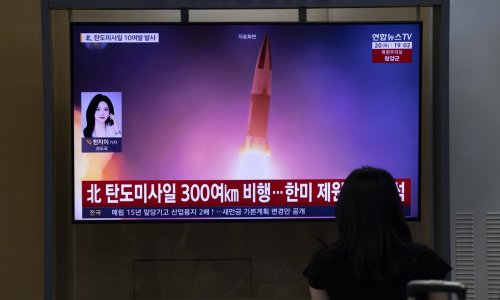 Sjeverna Koreja lansirala je dvije balističke rakete i pojačala pritisak na SAD
