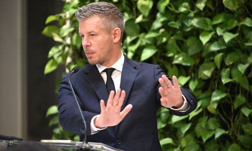 VIDEO Peter Magyar napadnut na proslavi: Muškarac ga zalio vinom pa pokušao pobjeći